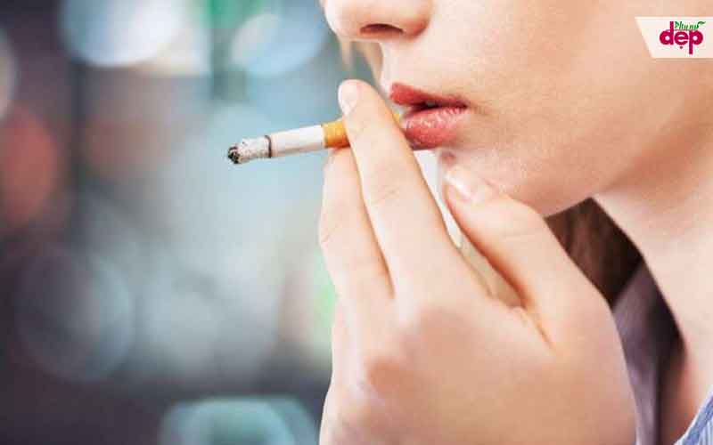 Hút thuốc lá là một trong những nguyên nhân chính gây ung thư vòm họng.