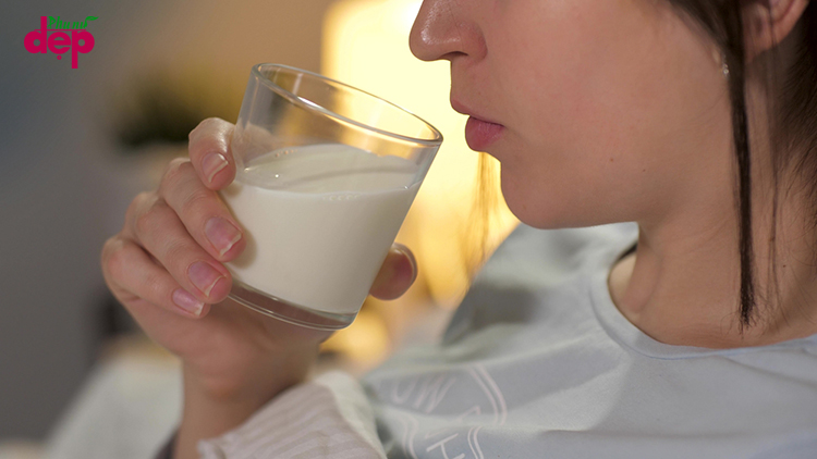 Uống sữa trước khi ngủ có tốt không?