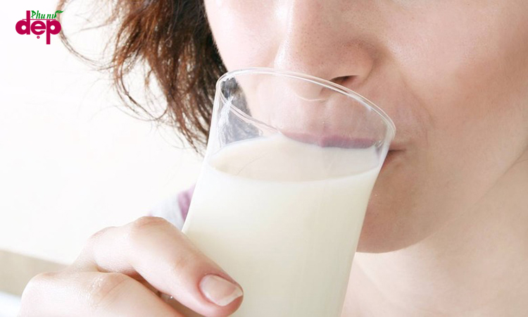 Uống đồ uống ấm như sữa được cho là có tác dụng giảm lo lắng và kích thích sự thư giãn